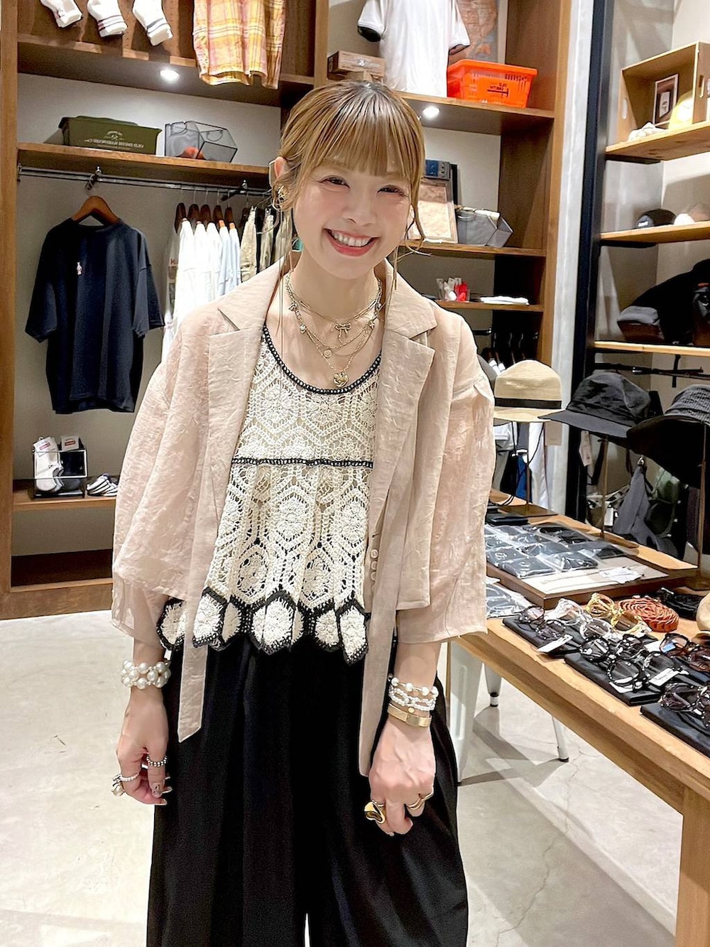 ベージュ系のその他トップス、ブラック系のその他パンツ、イエロー系のアナログ腕時計を着用したレディースの夏コーディネートの8枚目の写真