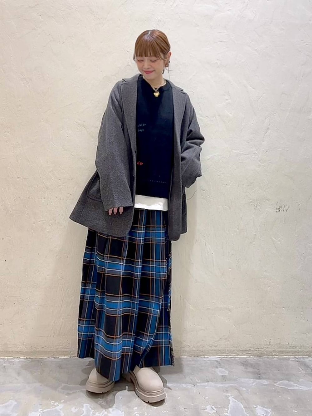 ホワイト系のTシャツ/カットソー、グレー系のテーラードジャケット、ブラック系のショルダーバッグを着用したレディースの冬コーディネートの2枚目の写真