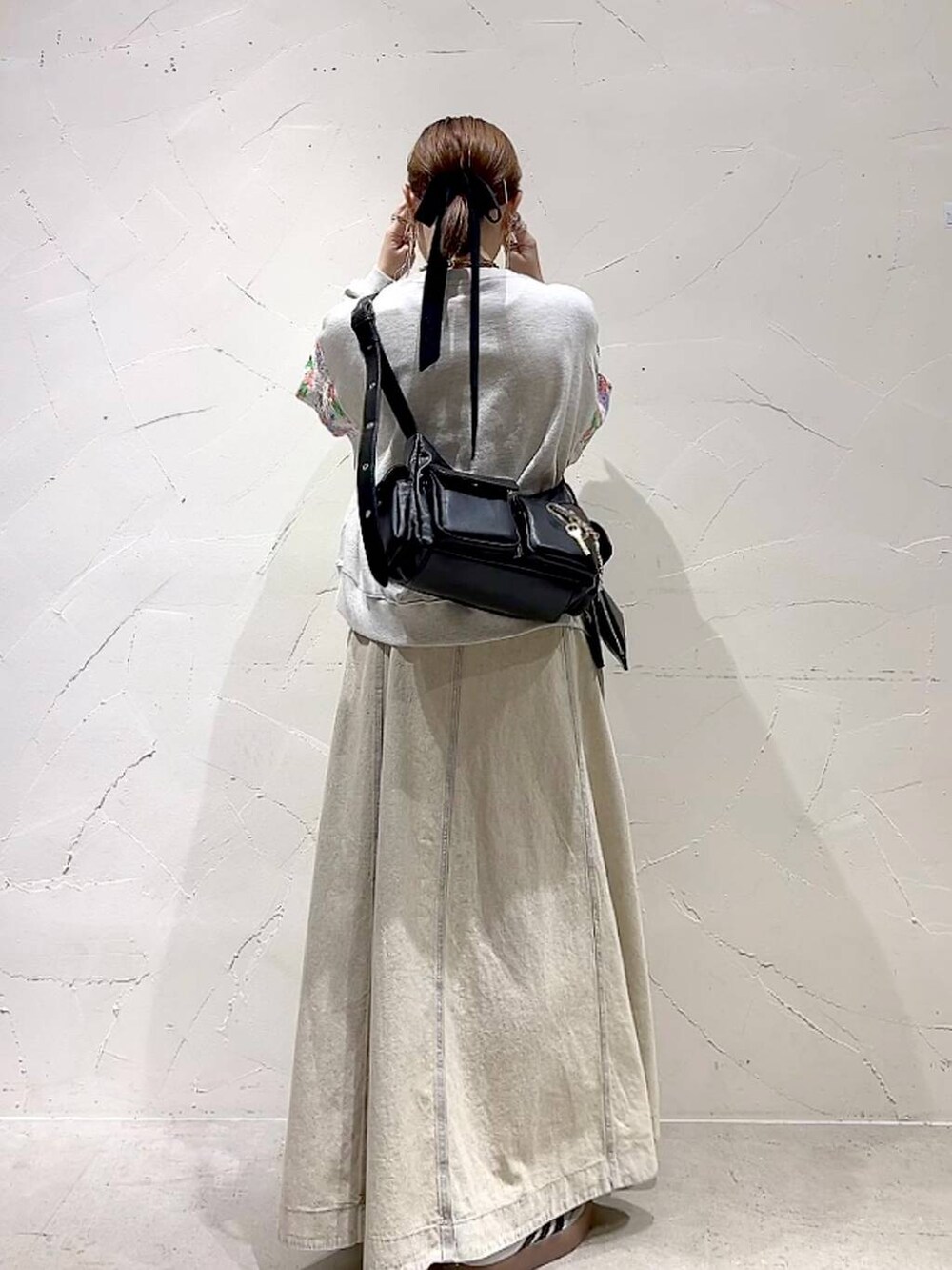 「ショルダーバッグ、シンプルコーデ、着痩せ・細見え、体型カバー、ナチュラル、ママコーデ、春コーデ、カジュアル、niko and ...、淡色コーデ、Over40スタッフ、大人カジュアル、スウェット、スカート、ロングスカート」｜「niko and...のベルトフレアスカート（スカート、ベージュ系）」を使った、みきてぃ24さん（レディース・158cm）の春コーディネートの5枚目の写真