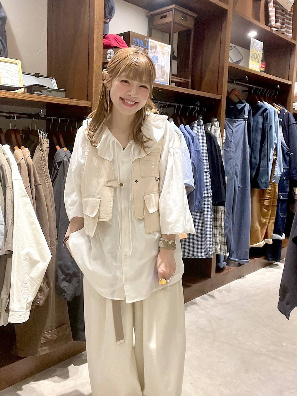 ホワイト系のシャツ/ブラウス、イエロー系のブレスレット、グリーン系のアナログ腕時計を着用したレディースの春コーディネートの5枚目の写真