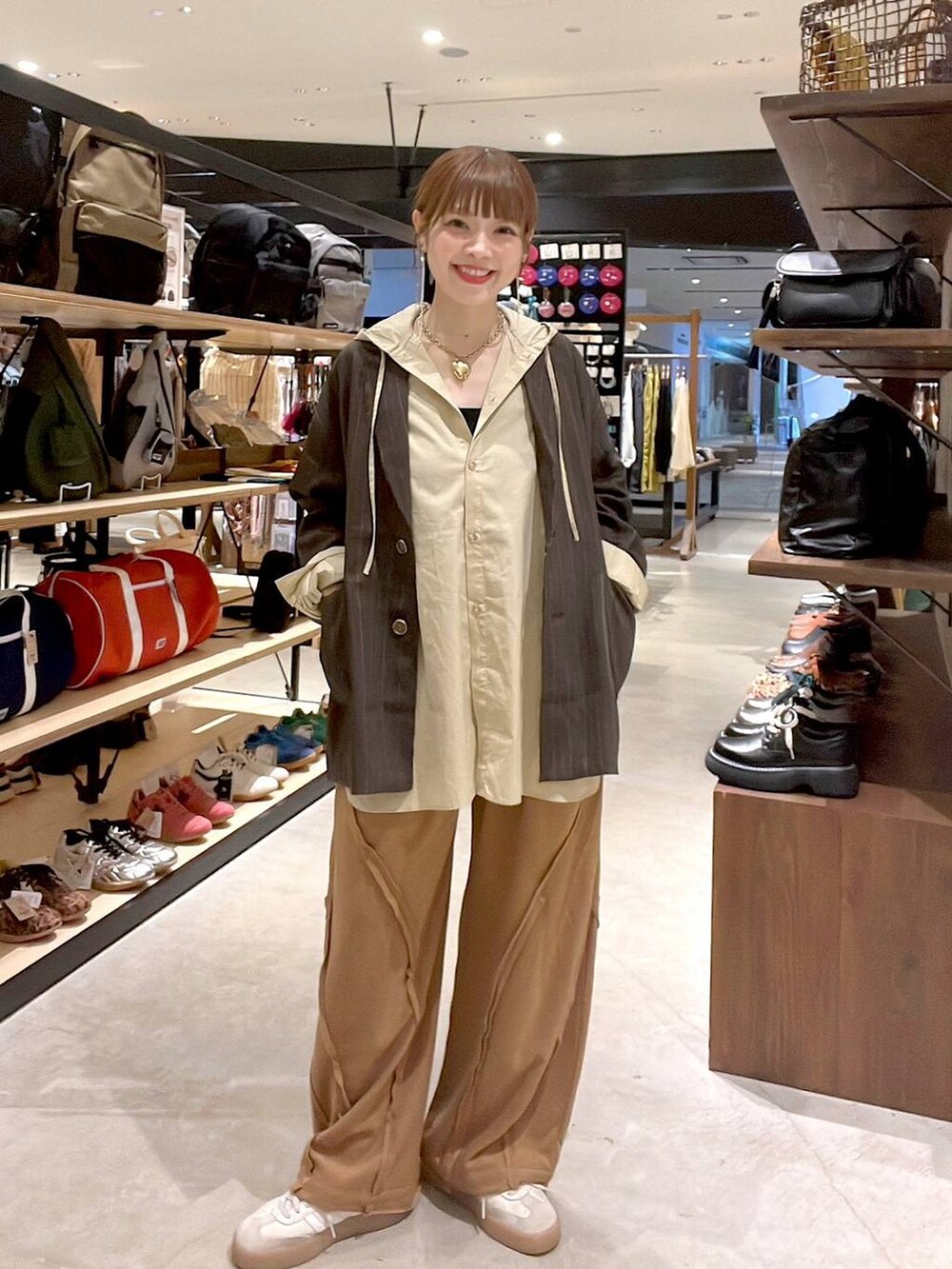 ブラウン系のテーラードジャケットを着用したレディースの秋コーディネートの7枚目の写真