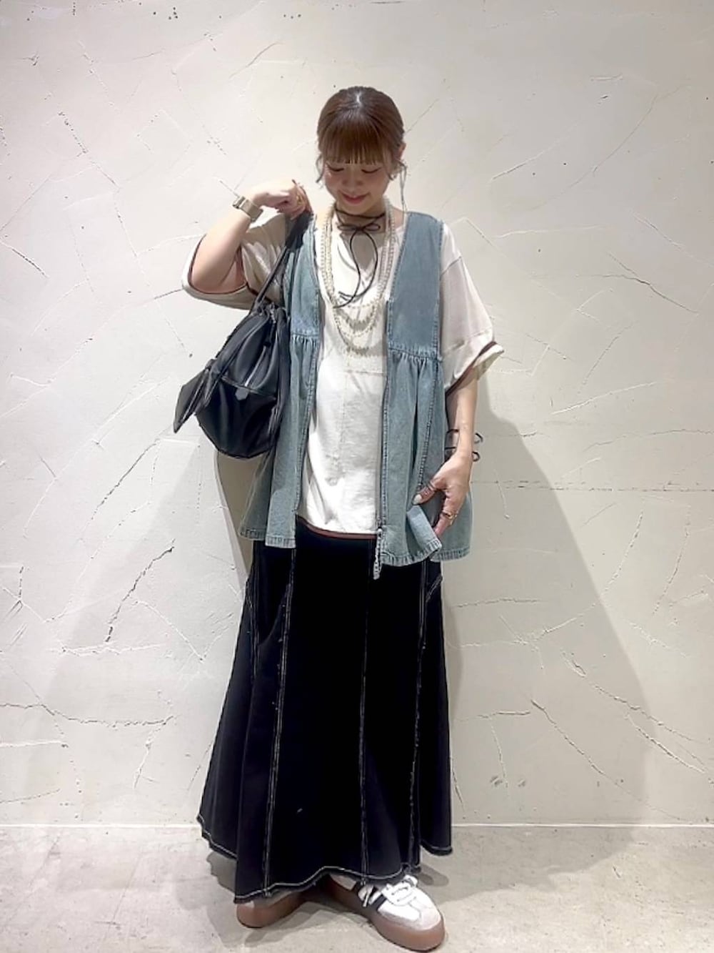 「着痩せ・細見え、ベスト、体型カバー、ナチュラル、ママコーデ、春コーデ、夏コーデ、カジュアル、niko and ...、淡色コーデ、Over40スタッフ、大人カジュアル、Tシャツ、スカート、ボストンバッグ」｜「Me%のハート2SETカラビナ　106345（その他雑貨、ベージュ系）」を使った、みきてぃ24さん（レディース・158cm）の春コーディネートの9枚目の写真