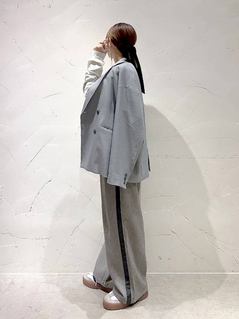 ホワイト系のTシャツ/カットソー、グレー系のテーラードジャケット、グレー系のその他トップスを着用したレディースの春コーディネートの6枚目の写真