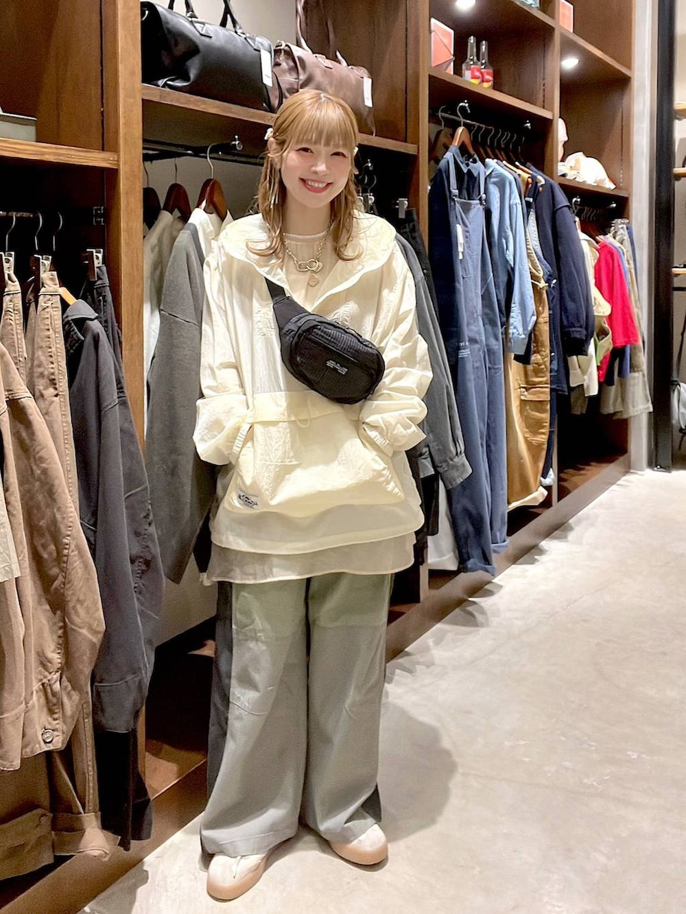 ブラック系のボディバッグ/ウエストポーチ、グリーン系のその他パンツを着用したレディースの春コーディネートの6枚目の写真