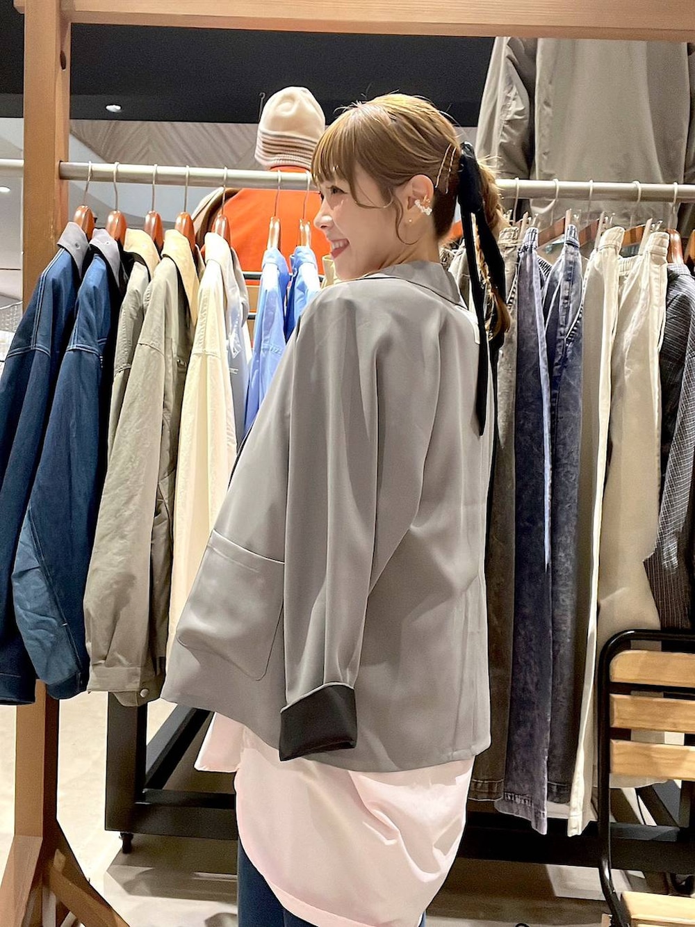 ベージュ系のスニーカー、ピンク系のシャツ/ブラウスを着用したレディースの冬コーディネートの8枚目の写真