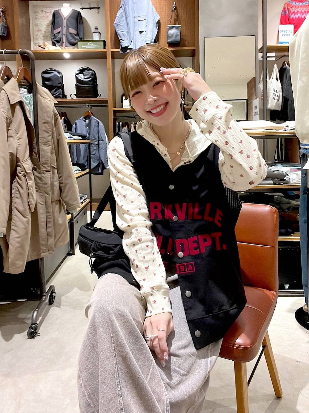 ピンク系のデニムパンツ、ベージュ系のスニーカー、ブラック系のボディバッグ/ウエストポーチを着用したレディースの冬コーディネートの2枚目の写真