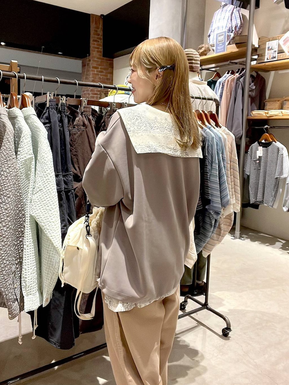 ベージュ系のスニーカー、イエロー系のその他パンツ、ベージュ系のシャツ/ブラウスを着用したレディースの春コーディネートの5枚目の写真