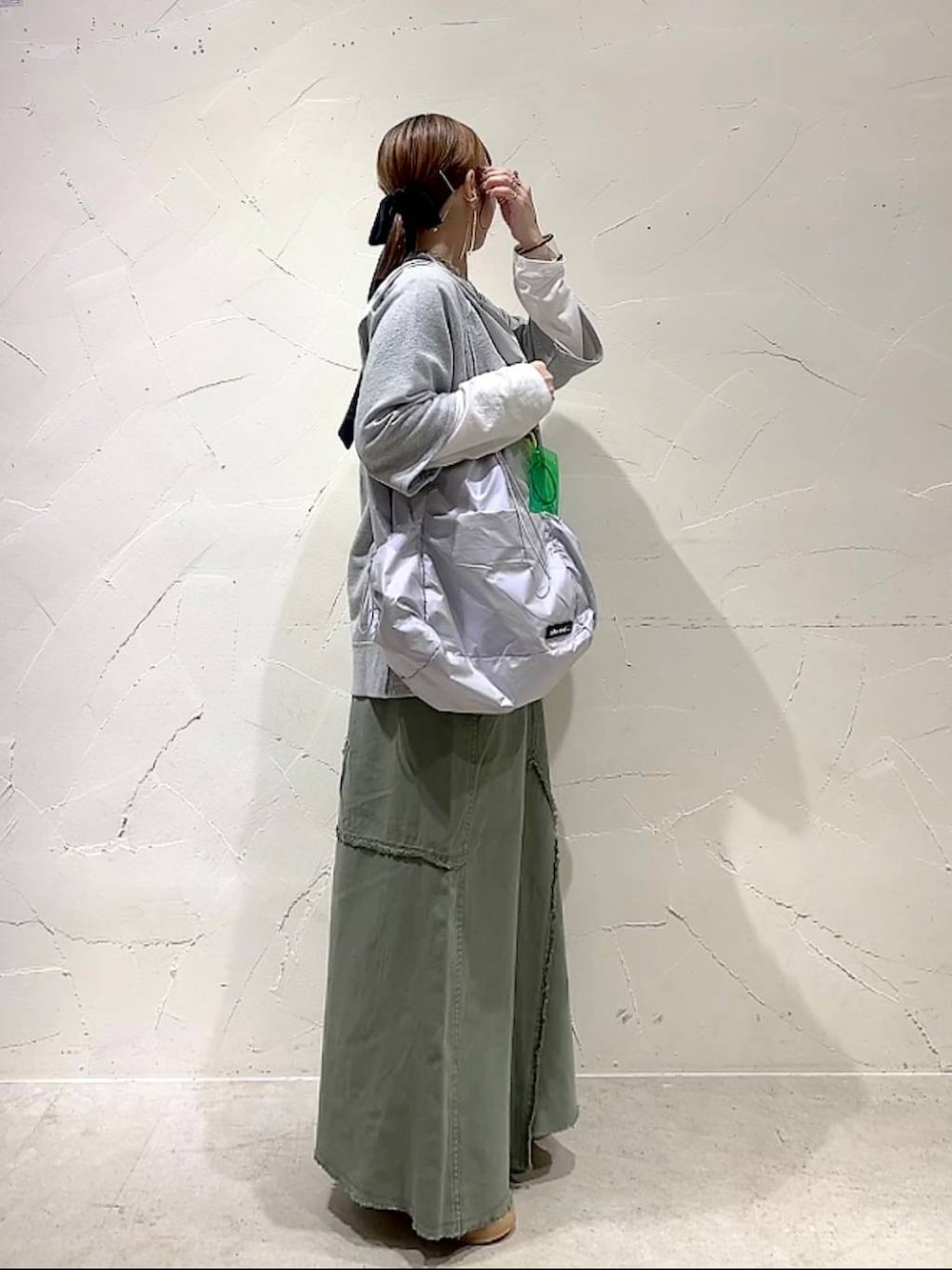 シルバー系のトートバッグ、ホワイト系のTシャツ/カットソー、グレー系のTシャツ/カットソーを着用したレディースの春コーディネートの7枚目の写真