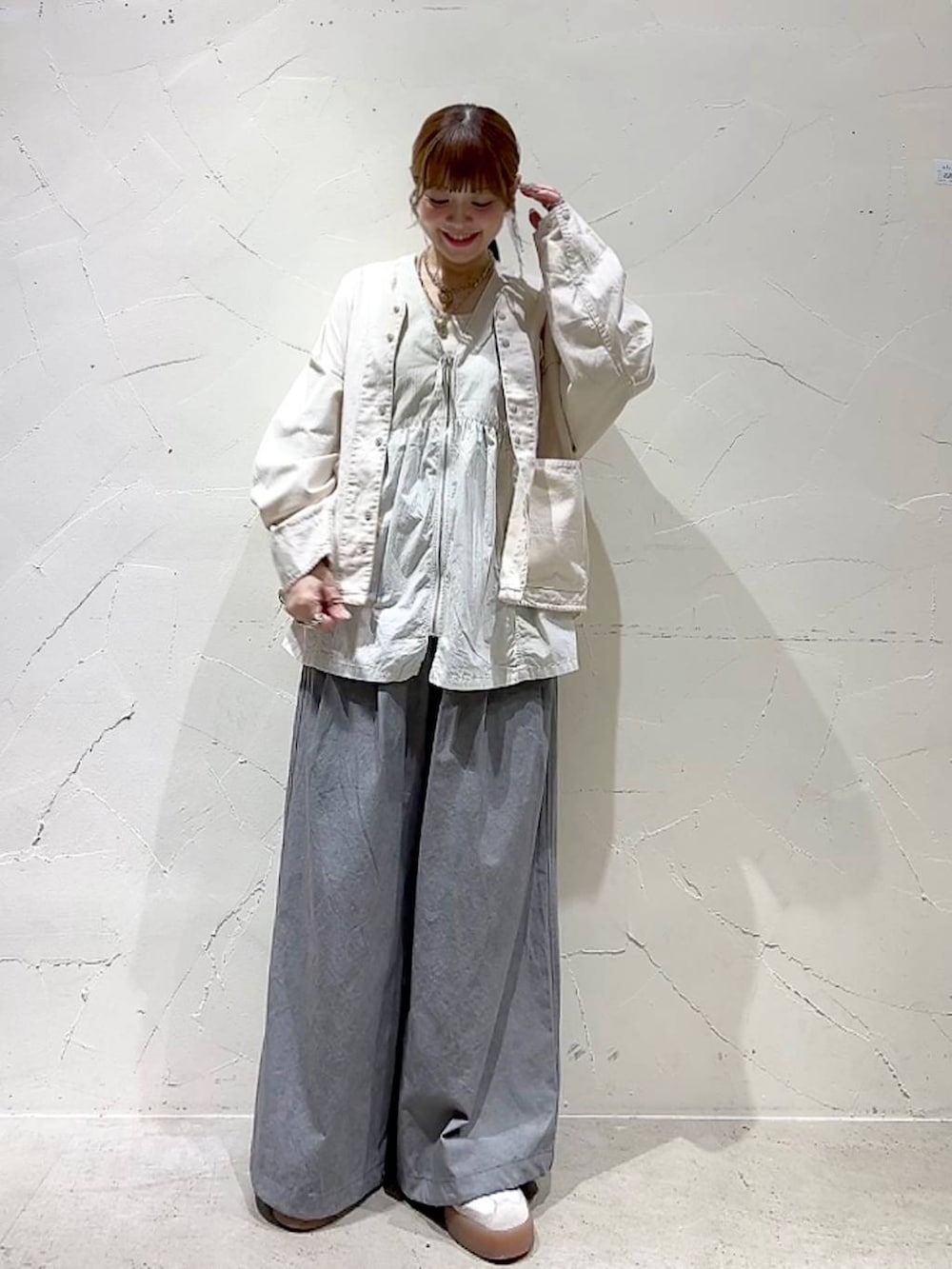 「着痩せ・細見え、体型カバー、ナチュラル、ママコーデ、春コーデ、カジュアル、niko and ...、淡色コーデ、Over40スタッフ、大人カジュアル、ジャケット、ブルゾン、ベスト、パンツ、ワイドパンツ」｜「niko and...のオックスカバーオール（カバーオール、ベージュ系）」を使った、みきてぃ24さん（レディース・158cm）の春コーディネートの4枚目の写真