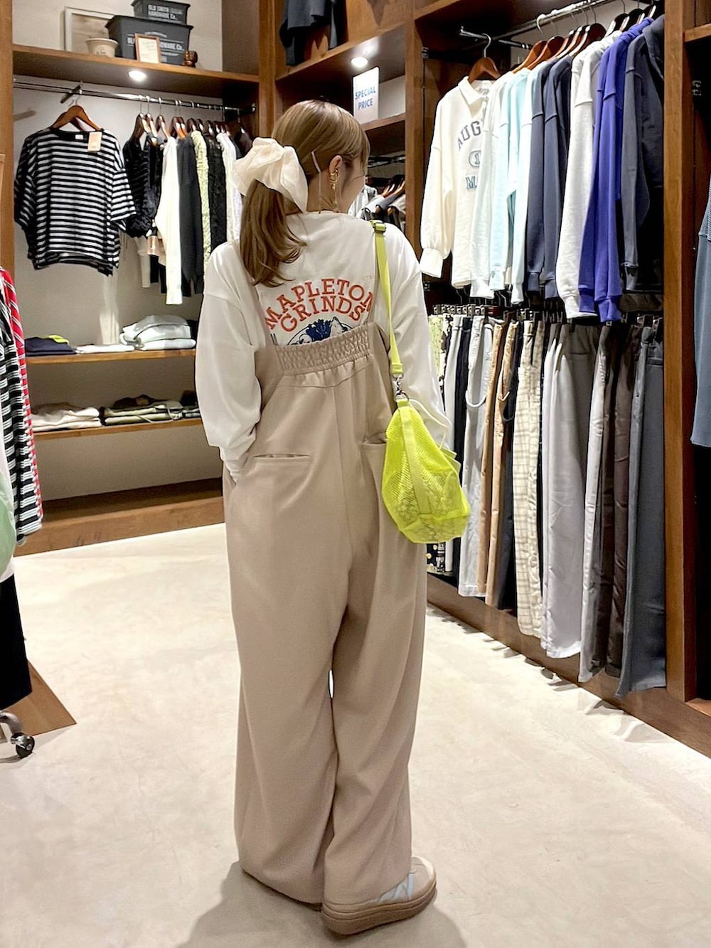 ベージュ系のスニーカー、イエロー系のショルダーバッグ、ホワイト系のヘアゴムを着用したレディースの春コーディネートの7枚目の写真