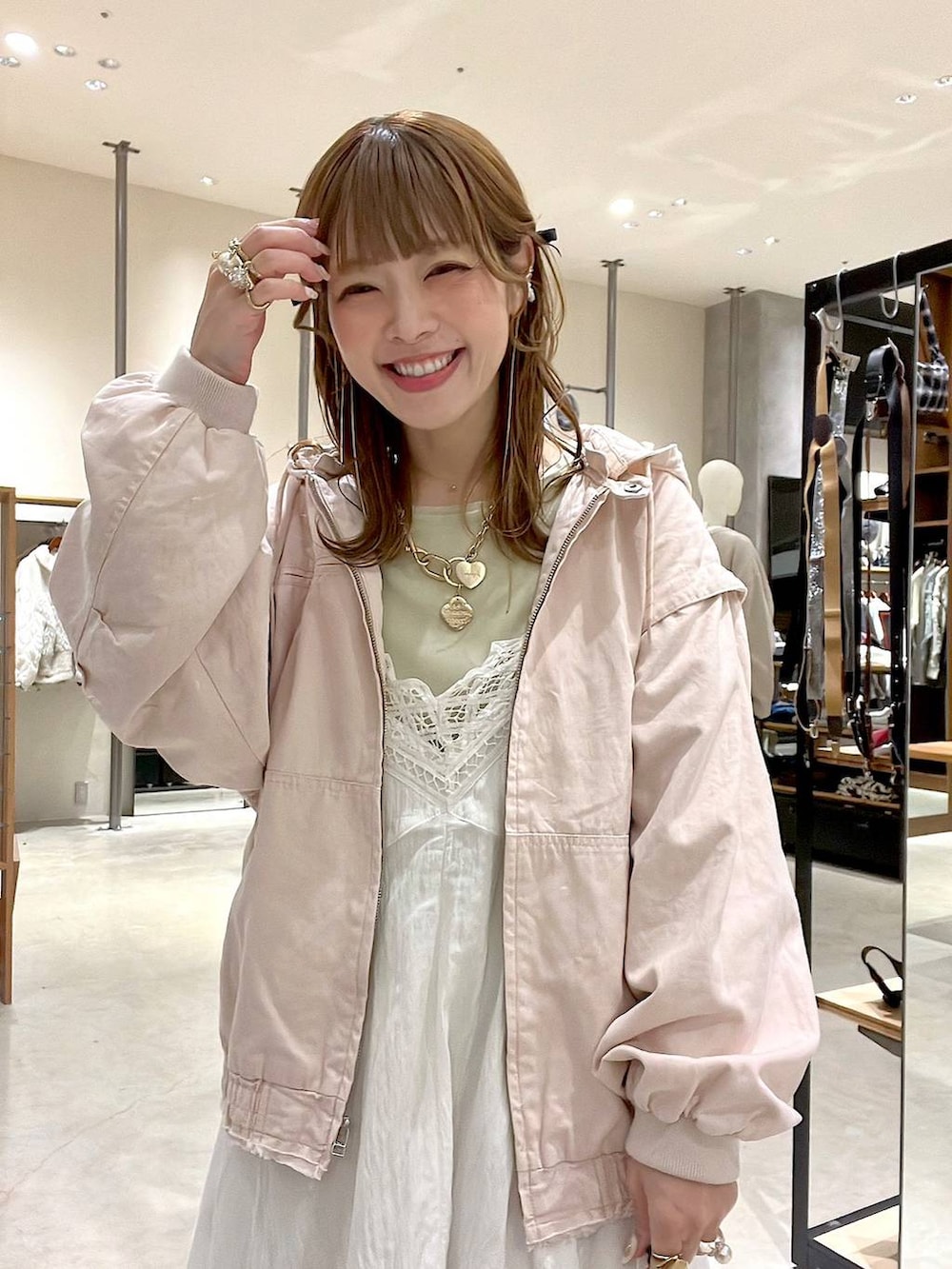 ピンク系のブルゾン、ベージュ系のその他パンツ、ベージュ系のワンピースを着用したレディースの冬コーディネートの2枚目の写真