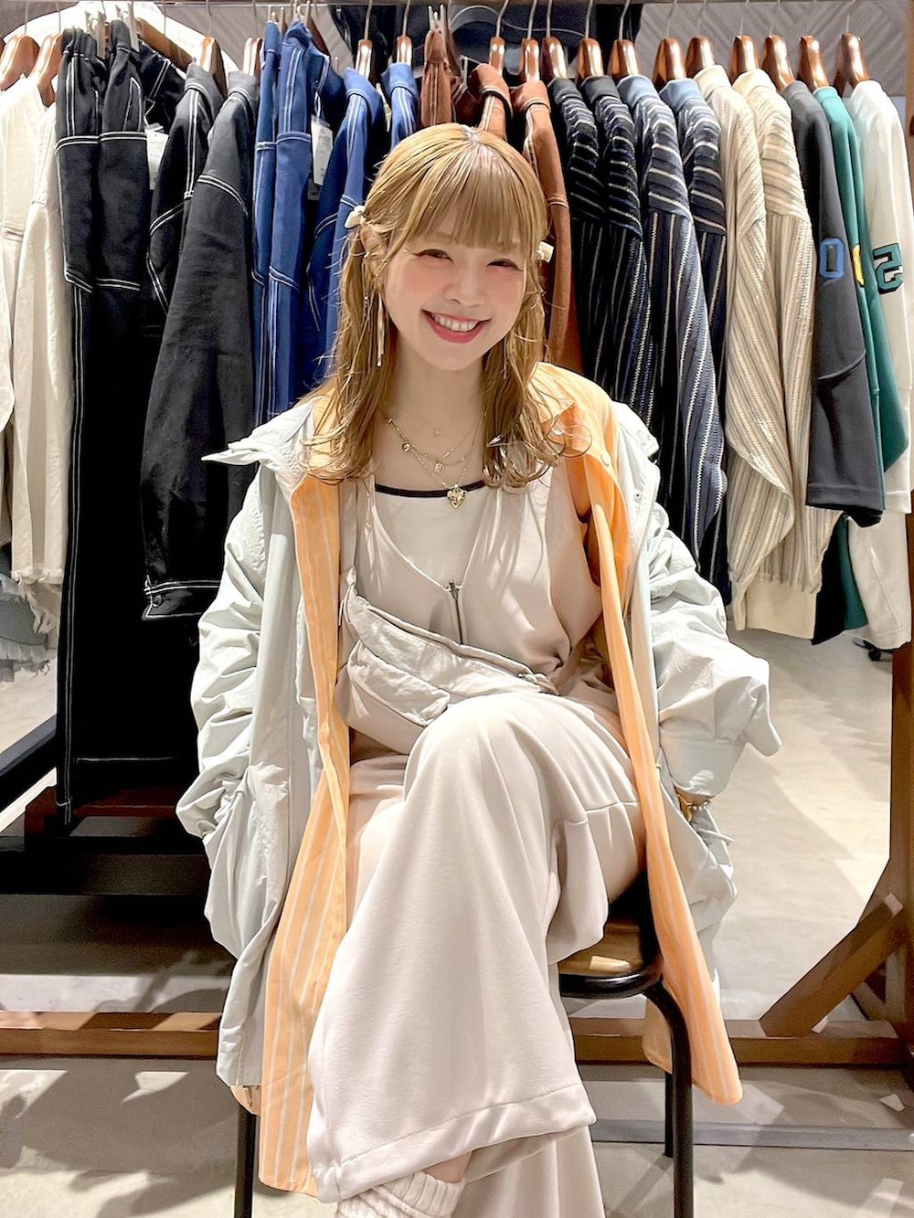 ベージュ系のスニーカー、ベージュ系のサロペット/オーバーオール、グレー系のボディバッグ/ウエストポーチを着用したレディースの春コーディネートの9枚目の写真