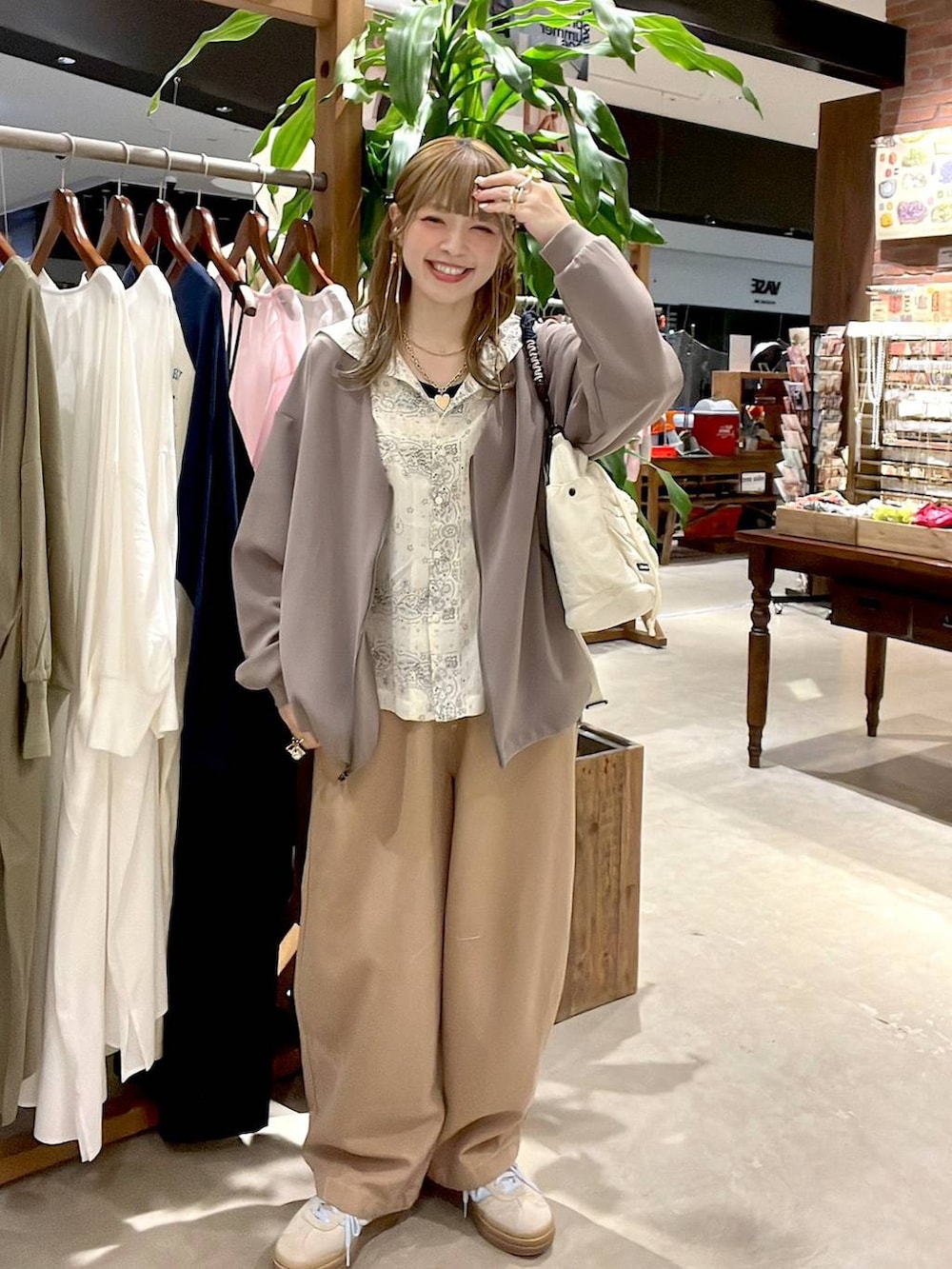 ベージュ系のスニーカー、イエロー系のその他パンツ、ベージュ系のシャツ/ブラウスを着用したレディースの春コーディネートの4枚目の写真