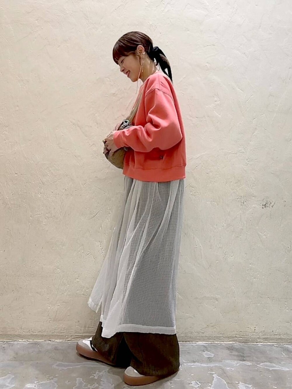 ブラウン系のその他パンツ、ホワイト系のワンピース、ピンク系のスウェットを着用したレディースの秋コーディネートの6枚目の写真