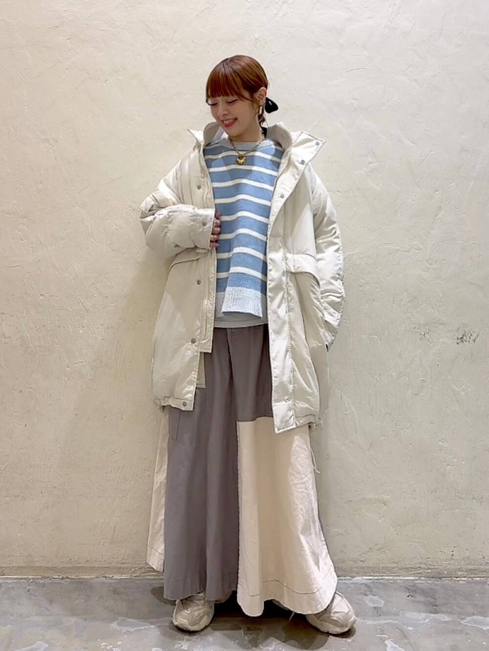 ホワイト系のTシャツ/カットソー、ベージュ系のブルゾン、ベージュ系のニット/セーターを着用したレディースの冬コーディネートの3枚目の写真