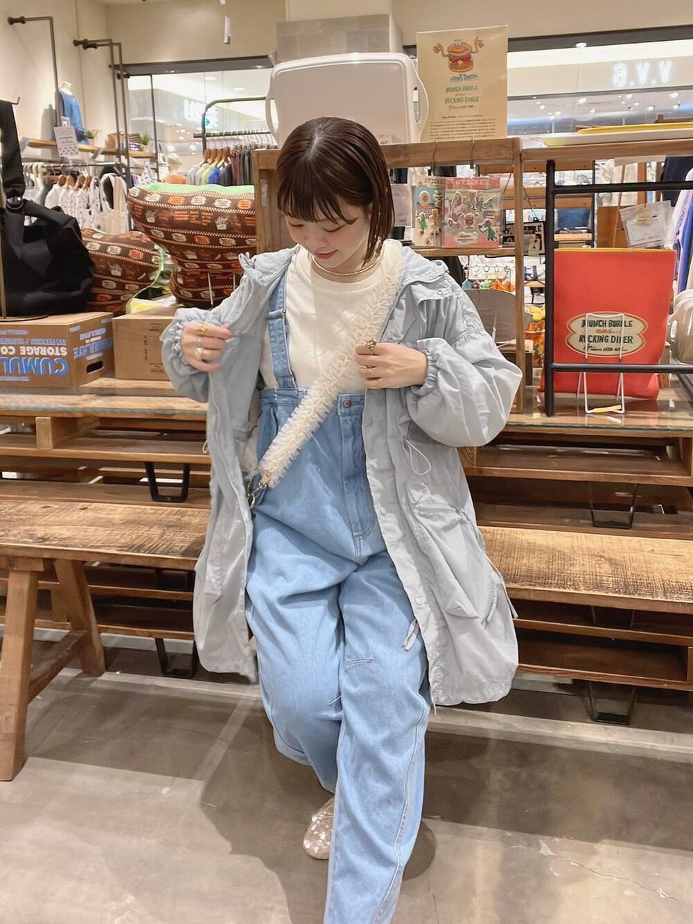 「着痩せ・細見え、体型カバー、ナチュラル、ママコーデ、冬コーデ、カジュアル、niko and ...、ブルゾン、デニムパンツ、モバイルグッズ_Me%、春コーデ、ラフ、モテ」|「Me%のラメカスタムポーチサイフ 103424(コインケース、ゴールド系)」を使った、みきてぃ24さん(骨格ウェーブ・レディース・158cm)の冬コーディネートの4枚目の写真