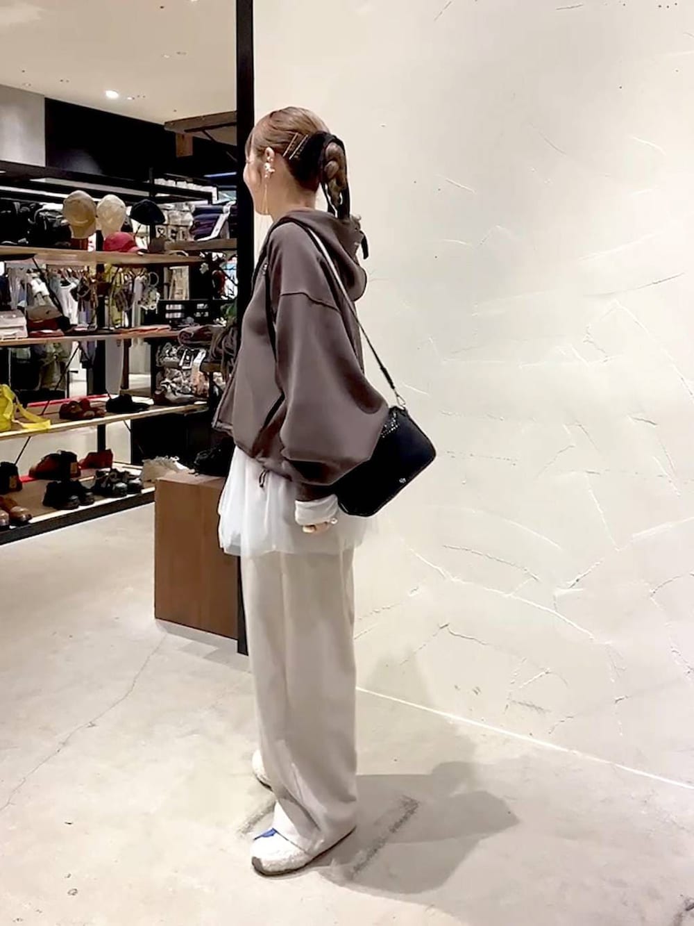 ブラック系のショルダーバッグ、ベージュ系のスニーカー、ベージュ系のその他パンツを着用したレディースの冬コーディネートの5枚目の写真