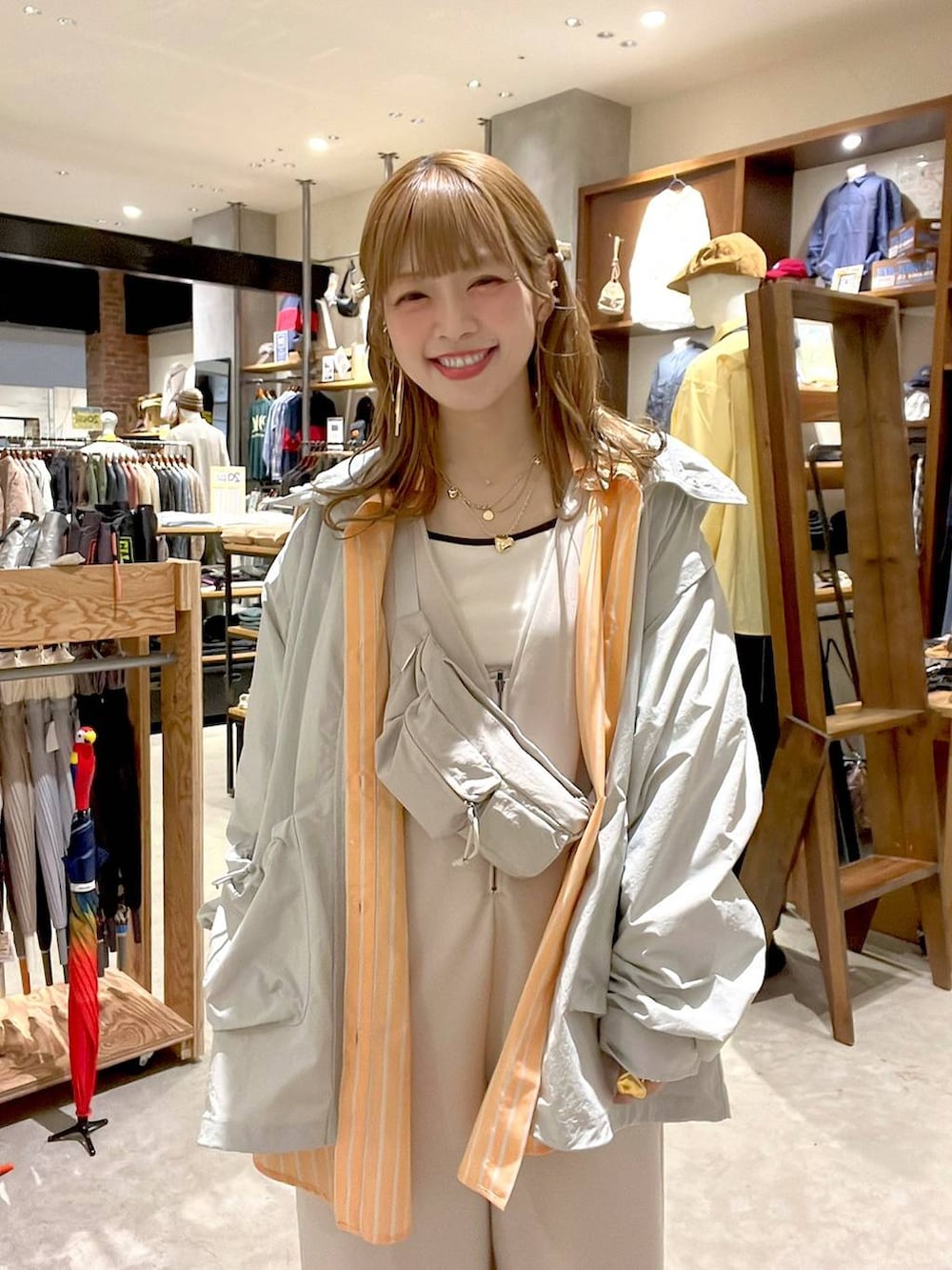 ベージュ系のスニーカー、ベージュ系のサロペット/オーバーオール、グレー系のボディバッグ/ウエストポーチを着用したレディースの春コーディネートの8枚目の写真