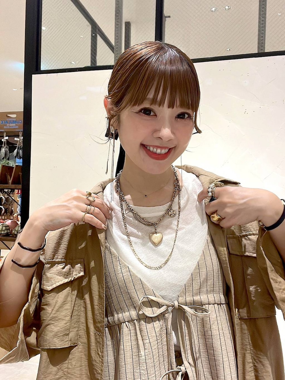 「着痩せ・細見え、体型カバー、ナチュラル、ママコーデ、秋コーデ、きれいめ、カジュアル、niko and ...、淡色コーデ、Over40スタッフ、大人カジュアル、秋服準備はじめました、シャツ、ワンピース、タンクトップ」｜「eLの【eL】Large Boston Bag/288120（ショルダーバッグ、ブラック系）」を使った、みきてぃ24さん（レディース・158cm）の夏コーディネートの8枚目の写真