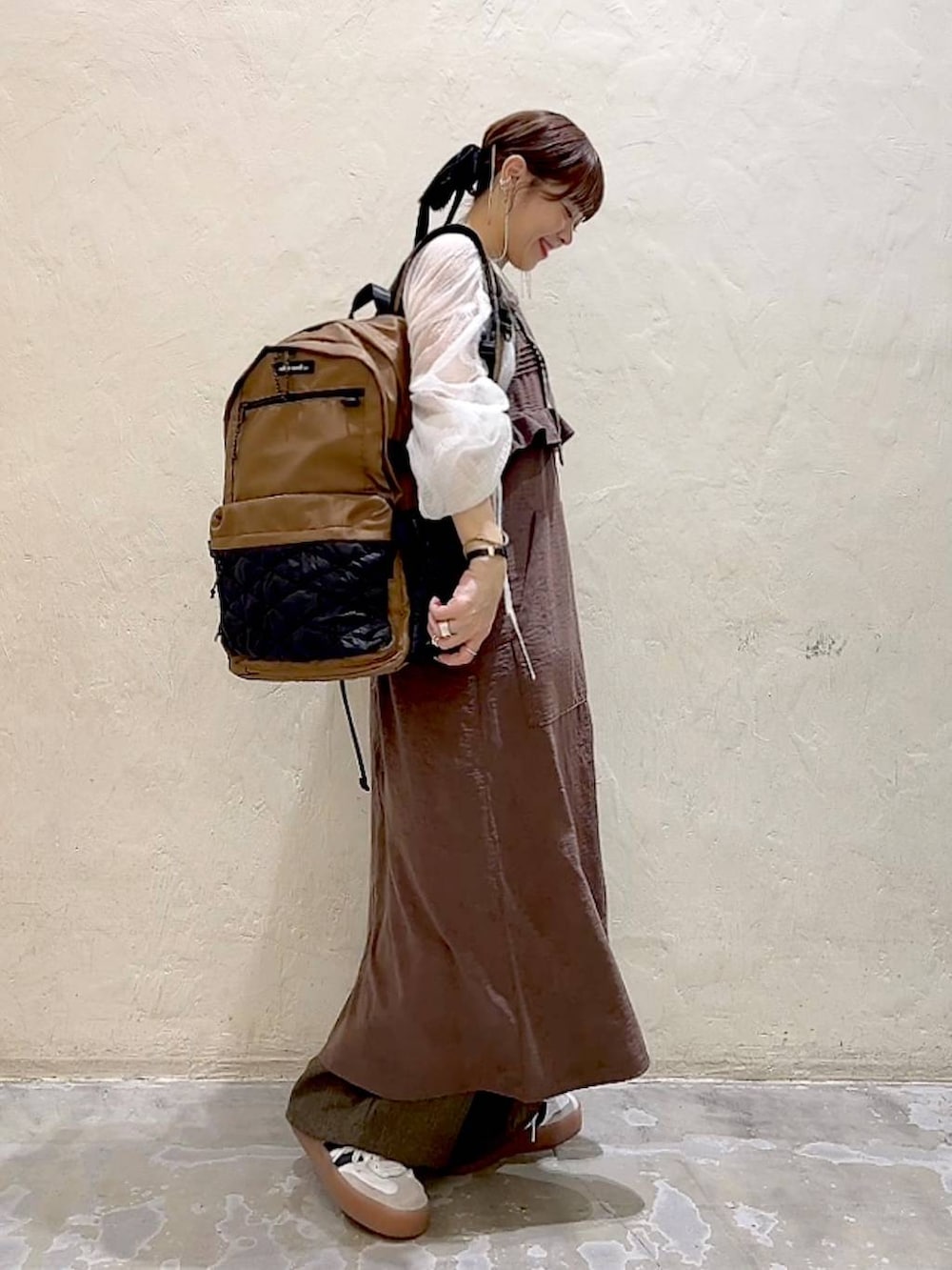 ベージュ系のタンクトップ、ブラウン系のその他パンツ、ブラウン系のジャンパースカートを着用したレディースの秋コーディネートの3枚目の写真