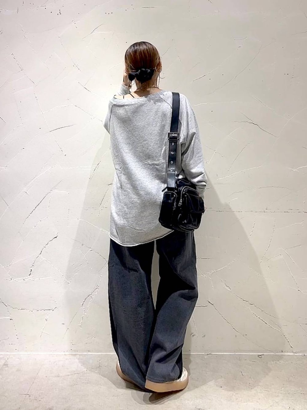 ベージュ系のスウェット、ブラック系のショルダーバッグ、イエロー系のネックレスを着用したレディースの秋コーディネートの6枚目の写真