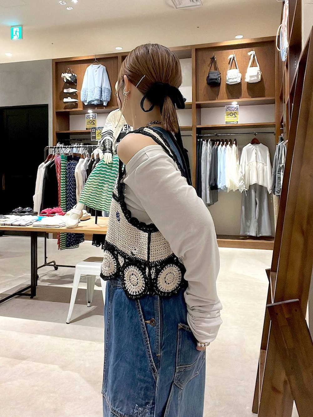「ロンT、ネックレス、レイヤードスタイル、着痩せ・細見え、体型カバー、ナチュラル、ママコーデ、春コーデ、夏コーデ、カジュアル、niko and ...、淡色コーデ、Over40スタッフ、大人カジュアル、サロペット」｜「niko and...の【NKJ 2025SS】PAINTER OVERALLS（サロペット/オーバーオール、ブルー系）」を使った、みきてぃ24さん（レディース・158cm）の春コーディネートの8枚目の写真
