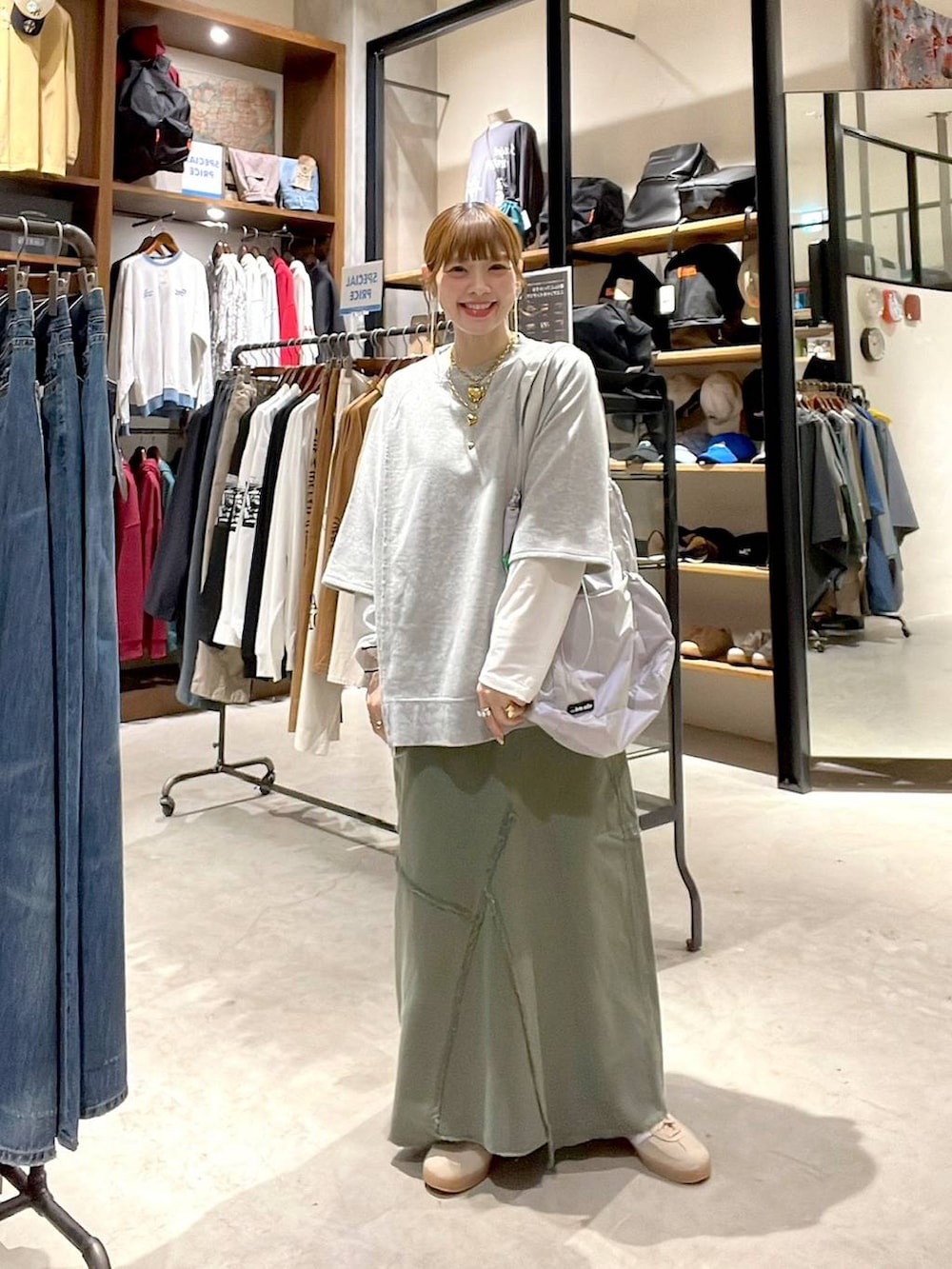 シルバー系のトートバッグ、ホワイト系のTシャツ/カットソー、グレー系のTシャツ/カットソーを着用したレディースの春コーディネートの6枚目の写真