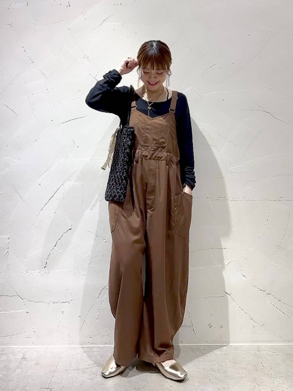 ブラック系のTシャツ/カットソー、ブラック系のトートバッグ、ブラック系のキャミソールを着用したレディースの春コーディネートの2枚目の写真