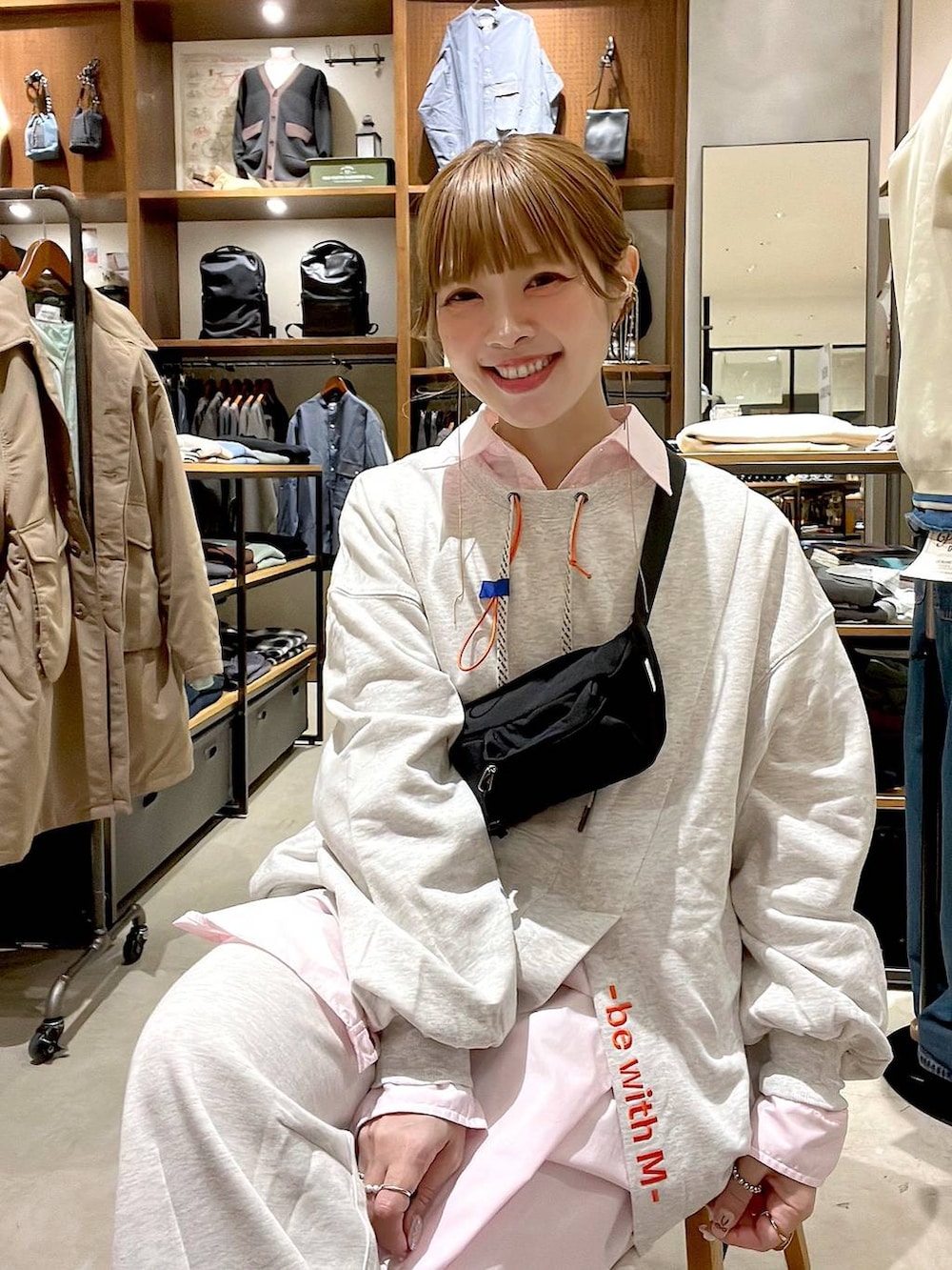 グレー系のスウェットパンツ、ピンク系のシャツ/ブラウス、ブラック系のボディバッグ/ウエストポーチを着用したレディースの冬コーディネートの4枚目の写真