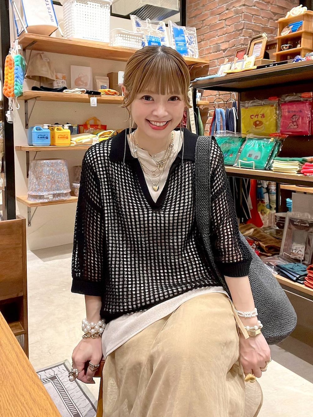 ベージュ系のその他トップス、ブラック系のサンダル、ブラック系のニット/セーターを着用したレディースの夏コーディネートの4枚目の写真