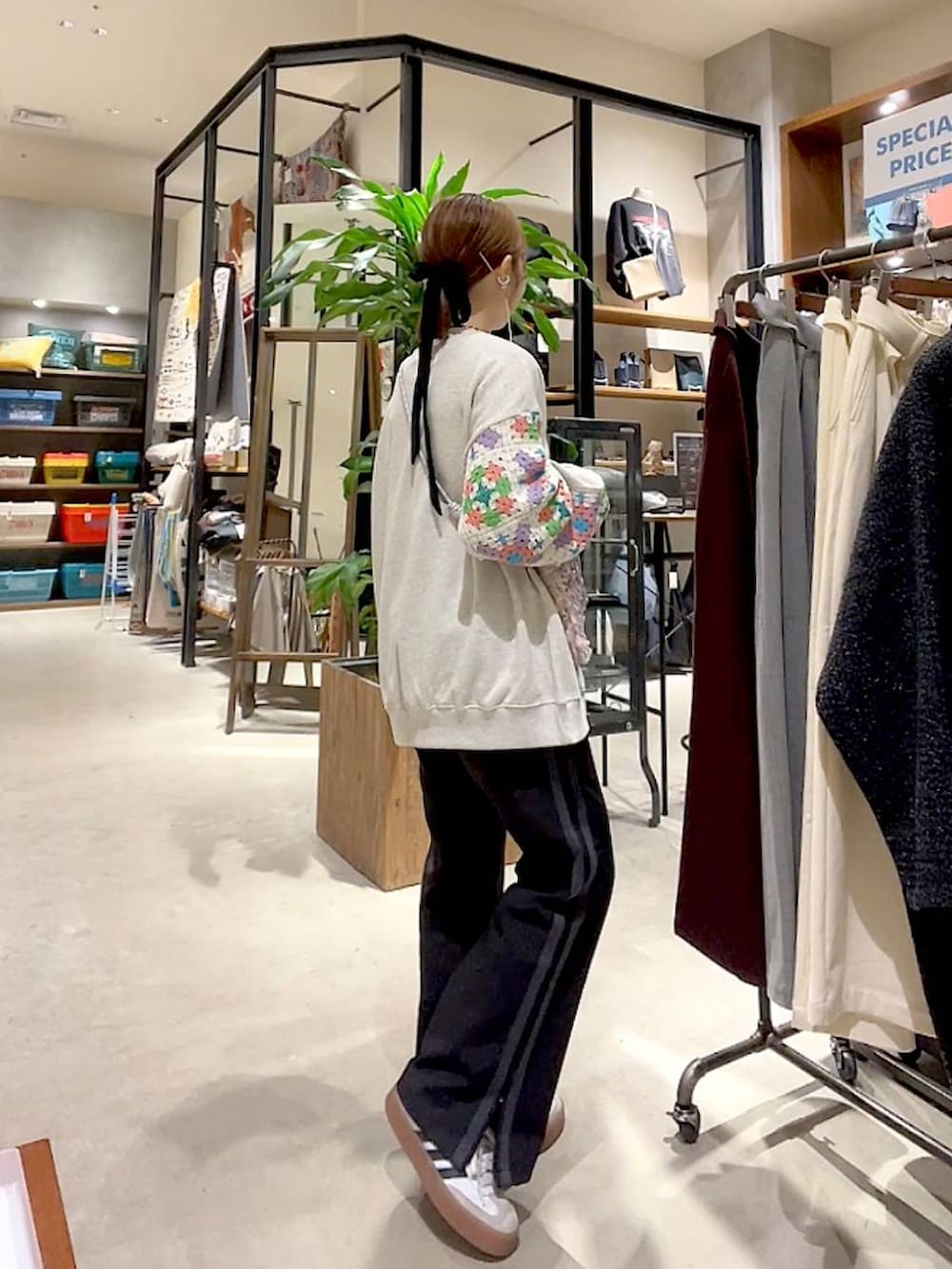 ピンク系のショルダーバッグ、ブラック系のその他パンツ、ベージュ系のスウェットを着用したレディースの春コーディネートの8枚目の写真