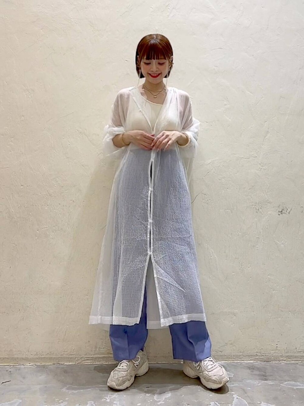 ベージュ系のタンクトップ、パープル系のその他パンツ、ホワイト系のワンピースを着用したレディースの夏コーディネートの7枚目の写真