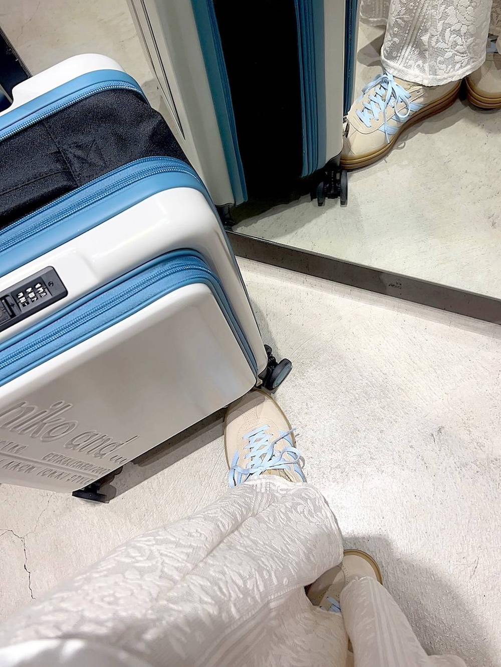 ベージュ系のスニーカー、ホワイト系のシャツ/ブラウス、ブルー系のTシャツ/カットソーを着用したレディースの春コーディネートの9枚目の写真