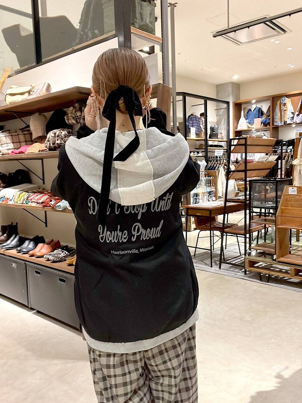 ブラウン系のその他パンツ、イエロー系のネックレスを着用したレディースの秋コーディネートの8枚目の写真