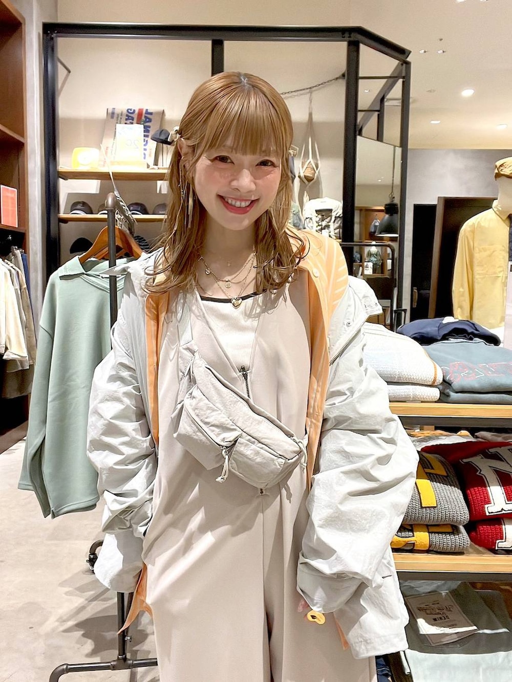 ベージュ系のスニーカー、ベージュ系のサロペット/オーバーオール、グレー系のボディバッグ/ウエストポーチを着用したレディースの春コーディネートの4枚目の写真