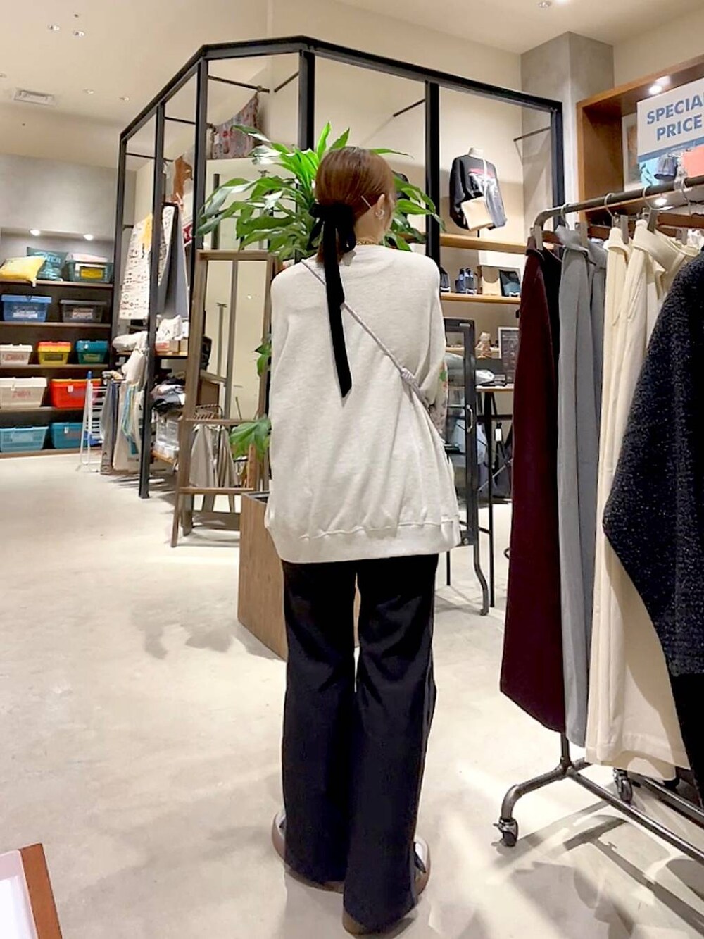 ピンク系のショルダーバッグ、ブラック系のその他パンツ、ベージュ系のスウェットを着用したレディースの春コーディネートの5枚目の写真