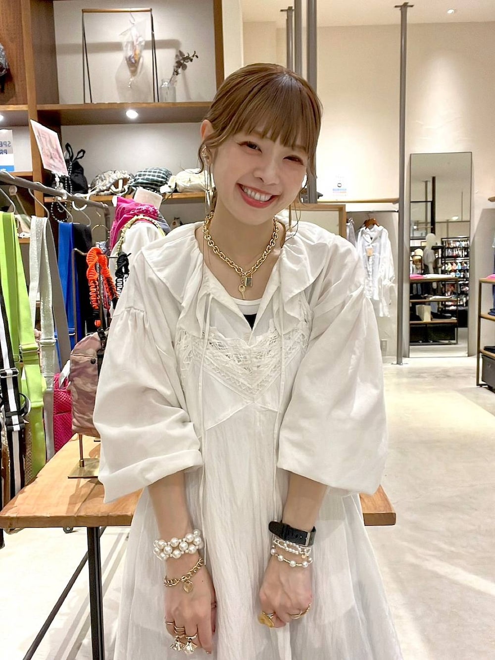 ホワイト系のシャツ/ブラウス、ベージュ系のワンピース、グレー系のその他パンツを着用したレディースの春コーディネートの9枚目の写真