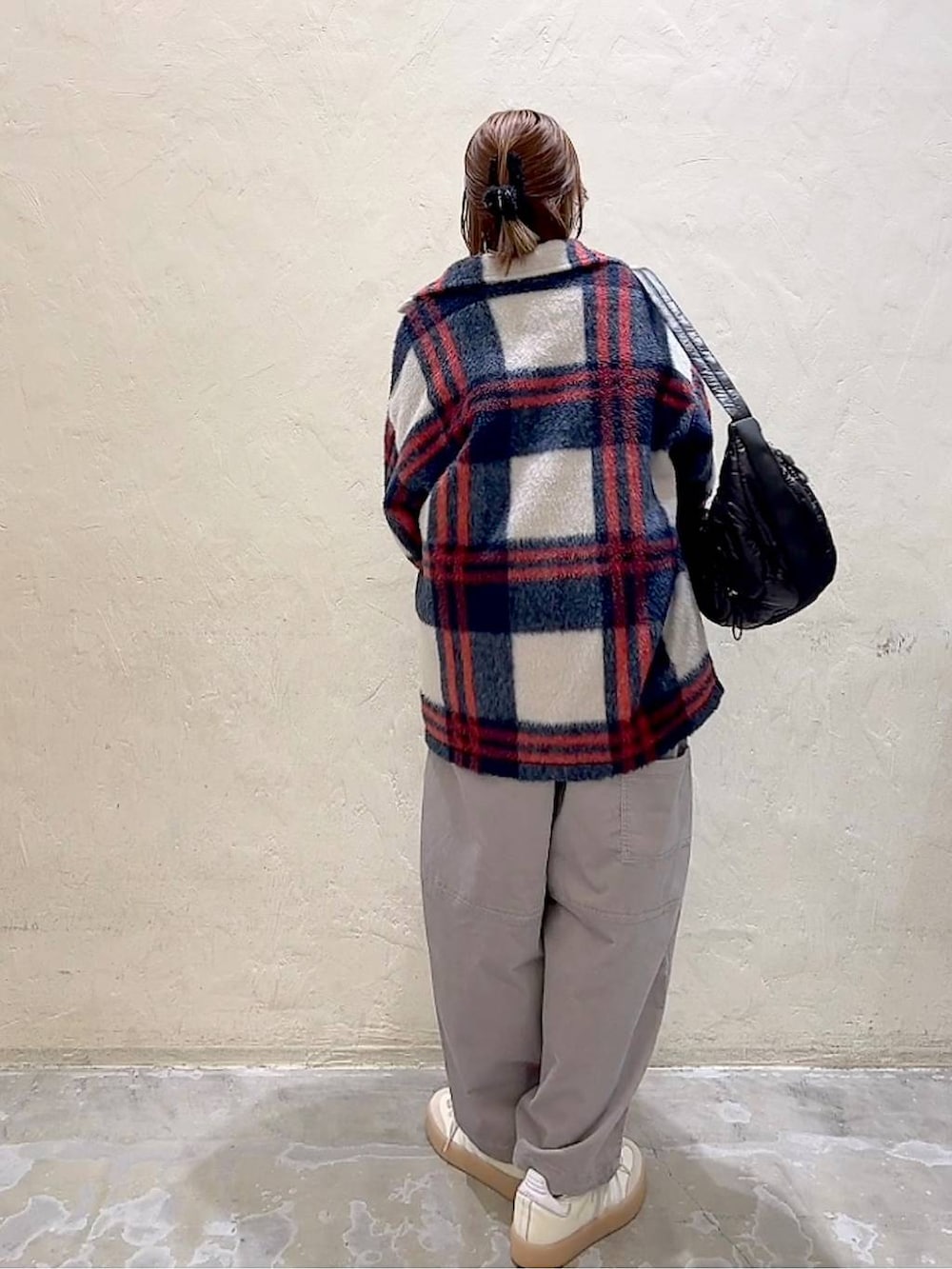 ベージュ系のニット/セーター、ベージュ系のブルゾン、グレー系のその他パンツを着用したレディースの冬コーディネートの5枚目の写真