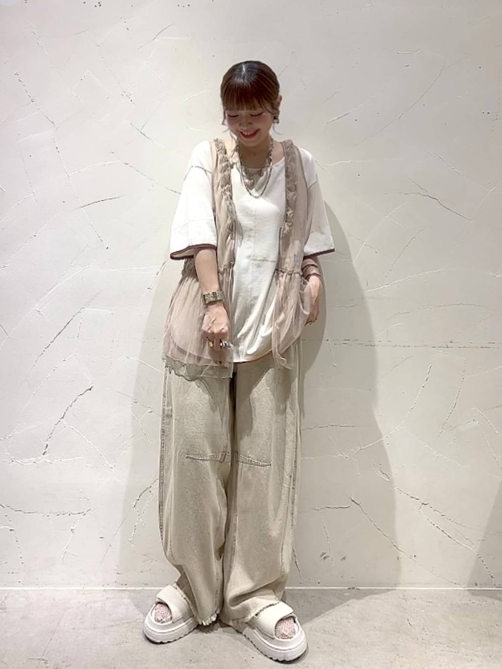 「大人カジュアル、Tシャツ、ベスト、デニムパンツ、サンダル、ネックレス、着痩せ・細見え、体型カバー、ナチュラル、ママコーデ、春コーデ、夏コーデ、カジュアル、niko and ...、淡色コーデ」｜「niko and...のワイドメッシュウォッチ（アナログ腕時計、イエロー系）」を使った、みきてぃ24さん（レディース・158cm）の夏コーディネートの8枚目の写真