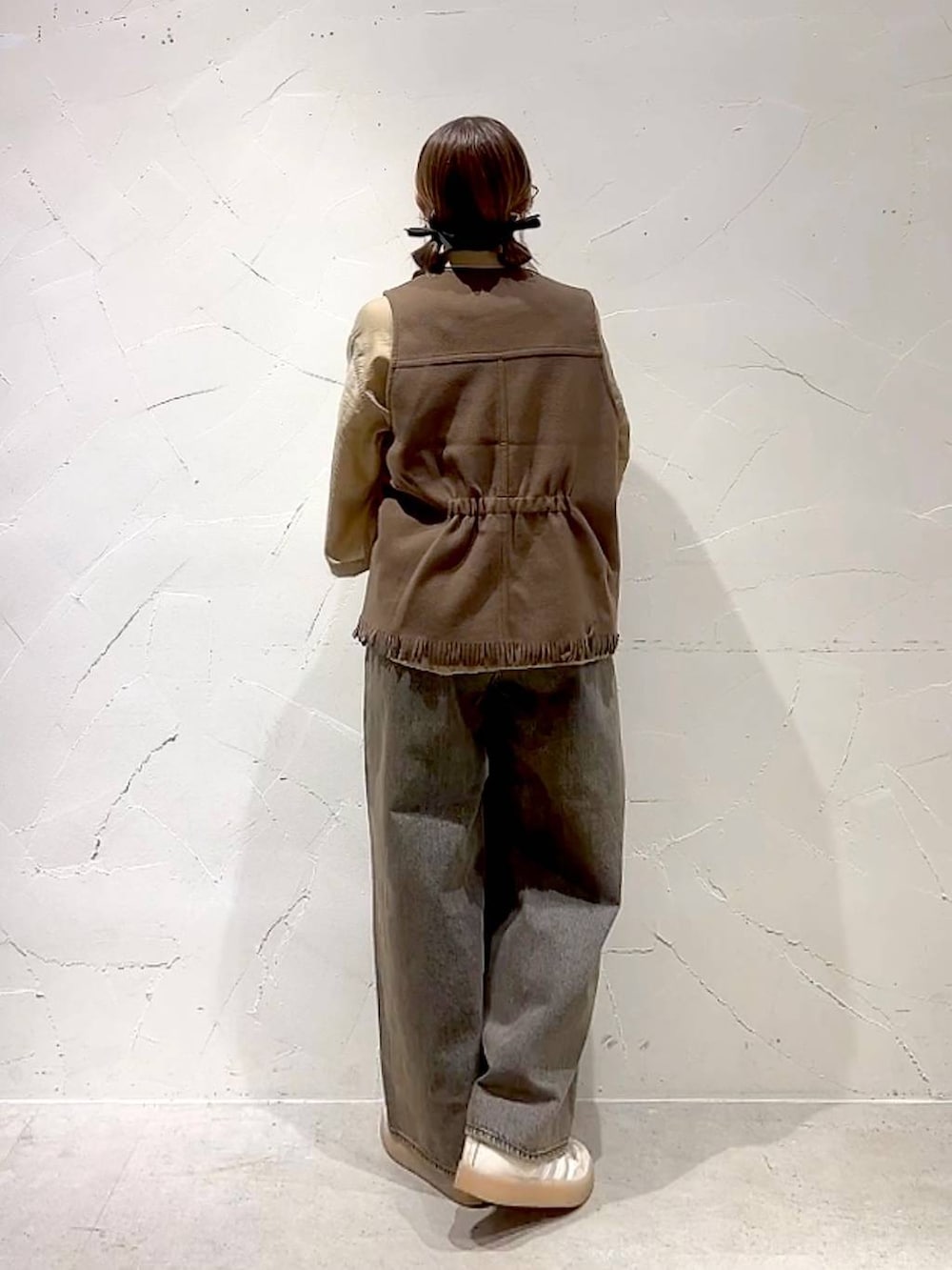 ベージュ系のシャツ/ブラウス、ブラウン系のデニムパンツ、イエロー系のベストを着用したレディースの夏コーディネートの5枚目の写真