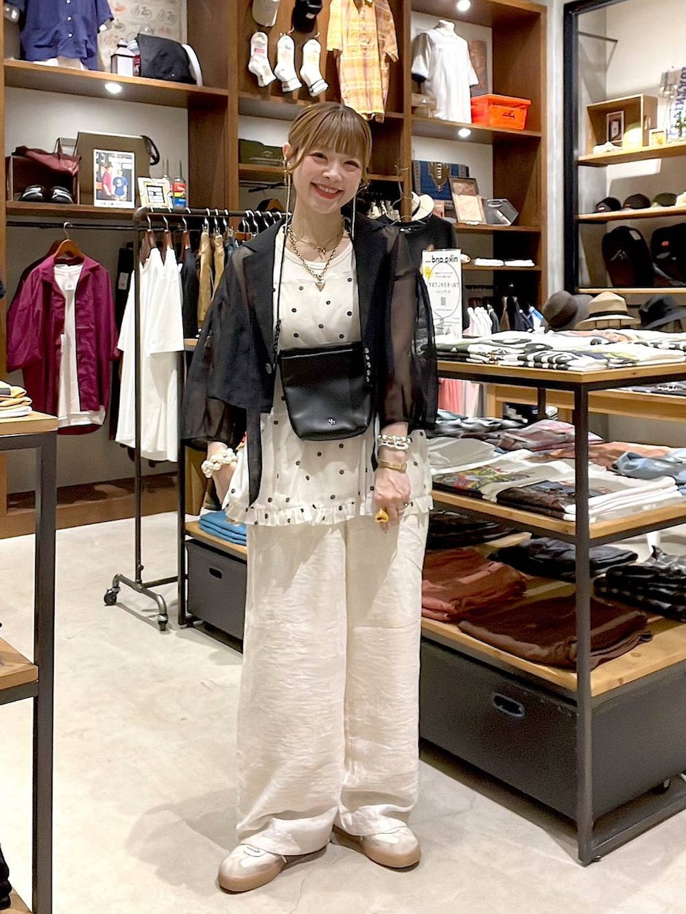 ホワイト系のタンクトップ、ベージュ系のその他パンツ、ブラック系のショルダーバッグを着用したレディースの夏コーディネートの5枚目の写真
