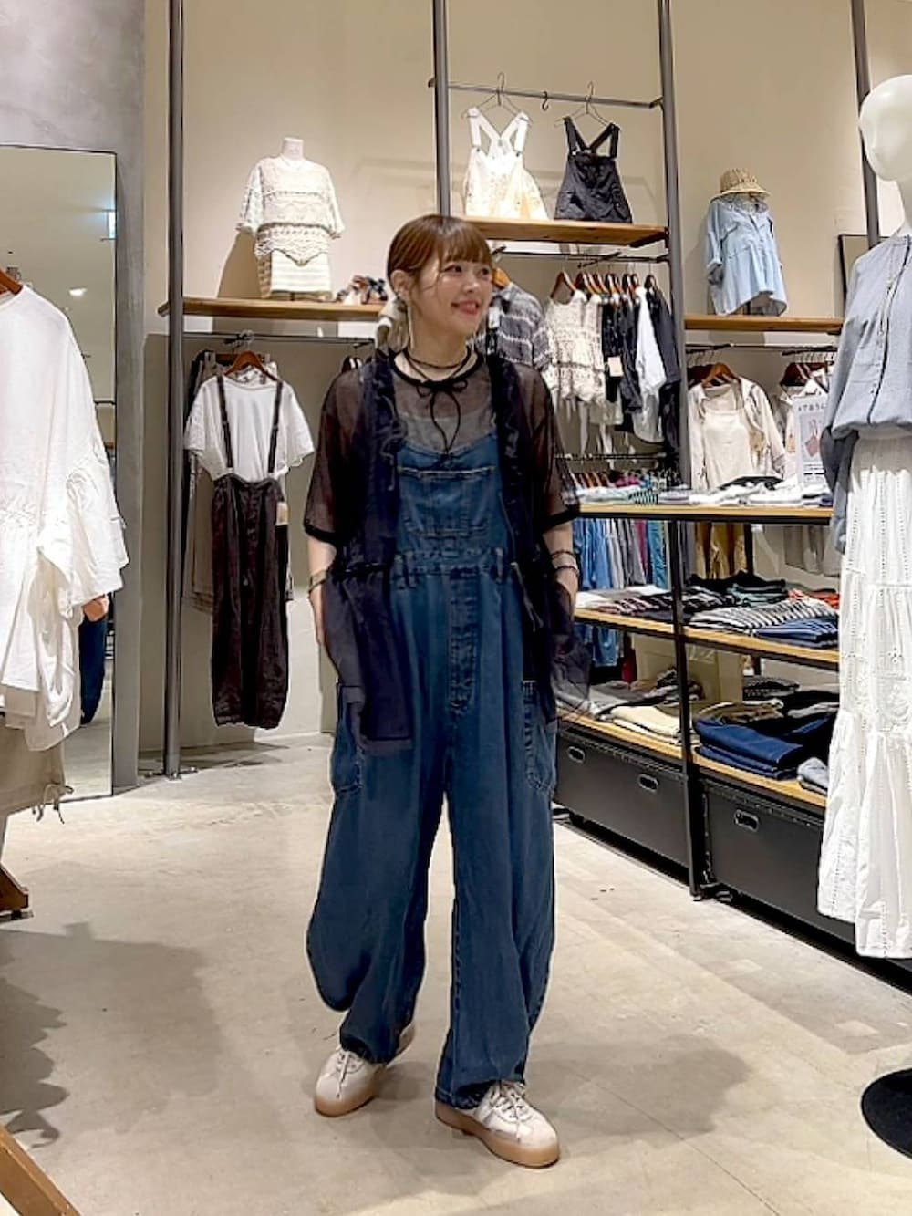 「着痩せ・細見え、体型カバー、ナチュラル、ママコーデ、春コーデ、夏コーデ、カジュアル、niko and ...、淡色コーデ、Over40スタッフ、大人カジュアル、ベスト、サロペット、シアートップス、カップ付きインナー」｜「bijorieの【bijorie】カップ付き モチモチコットンバッククロスキャミ／NEW BASIC series（インナーウェア/肌着、ベージュ系）」を使った、みきてぃ24さん（レディース・158cm）の春コーディネートの3枚目の写真