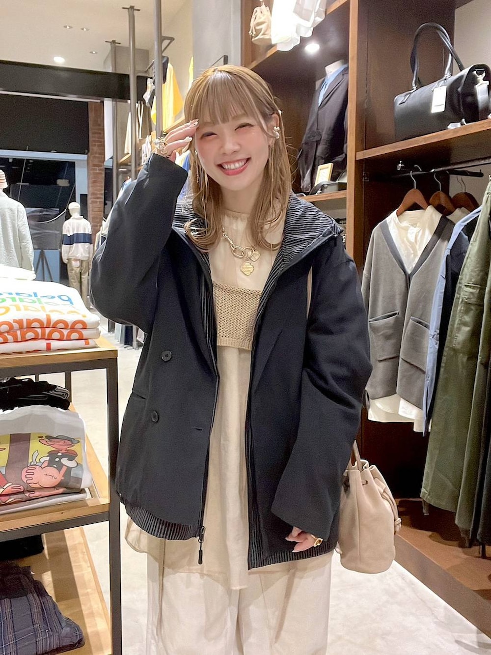 ベージュ系のデニムパンツ、ベージュ系のショルダーバッグ、グレー系のその他アウターを着用したレディースの春コーディネートの5枚目の写真