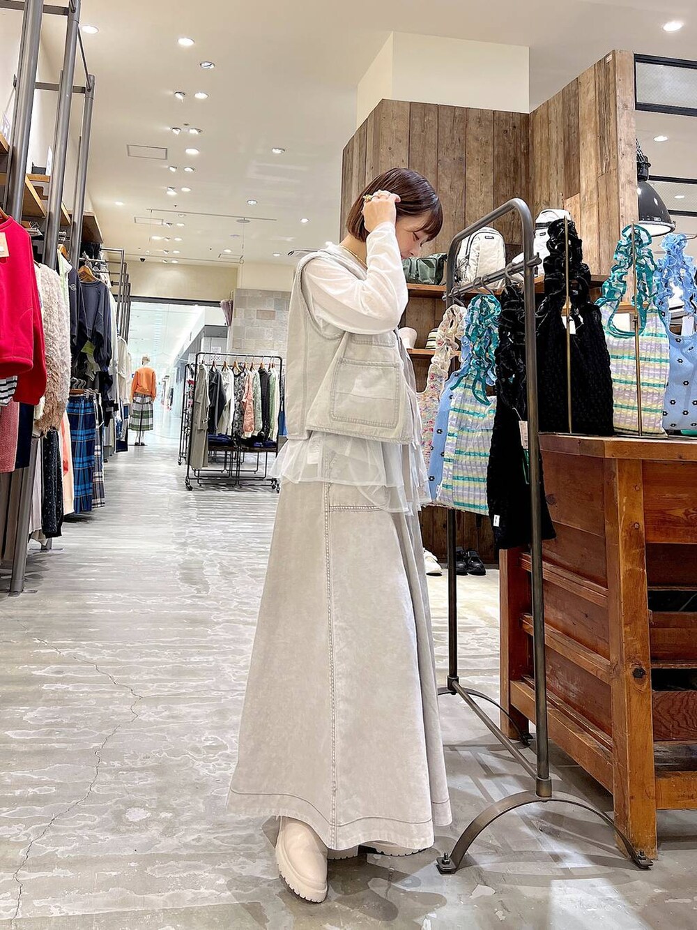 「着痩せ・細見え、体型カバー、ナチュラル、ママコーデ、冬コーデ、カジュアル、niko and ...、ベスト、キャミソール、スカート、ブーツ、ワントーン、春コーデ」｜「niko and...のオリジナル厚底ゴアブーツ（ブーツ、ベージュ系）」を使った、みきてぃ24さん（骨格ウェーブ・レディース・158cm）の冬コーディネートの3枚目の写真
