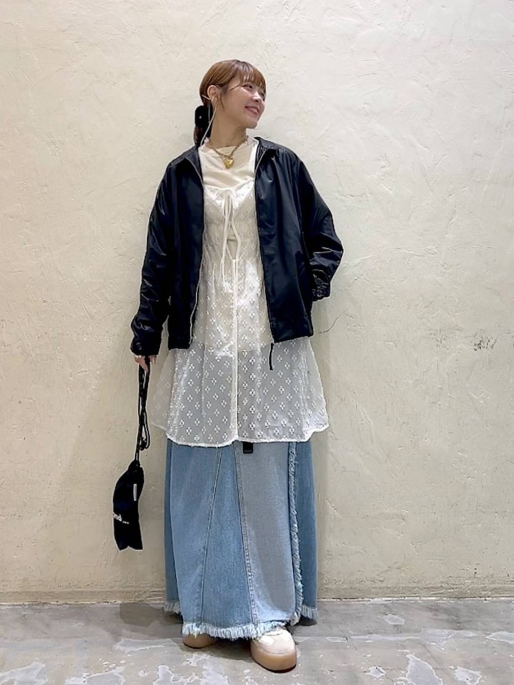「ブルゾン、ロンT、ワンピース、スカート、レイヤードスタイル、着痩せ・細見え、体型カバー、ナチュラル、ママコーデ、春コーデ、カジュアル、niko and ...、淡色コーデ、Over40スタッフ、大人カジュアル」｜「niko and...のミニパイルステッチプルオーバー（Tシャツ/カットソー、ベージュ系）」を使った、みきてぃ24さん（レディース・158cm）の春コーディネートの2枚目の写真