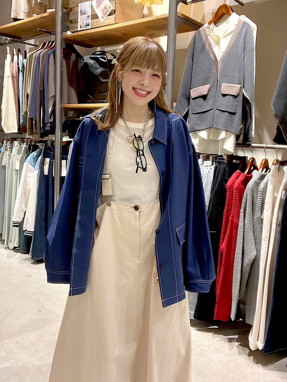 ブルー系のカバーオール、ベージュ系のTシャツ/カットソーを着用したレディースの春コーディネートの5枚目の写真