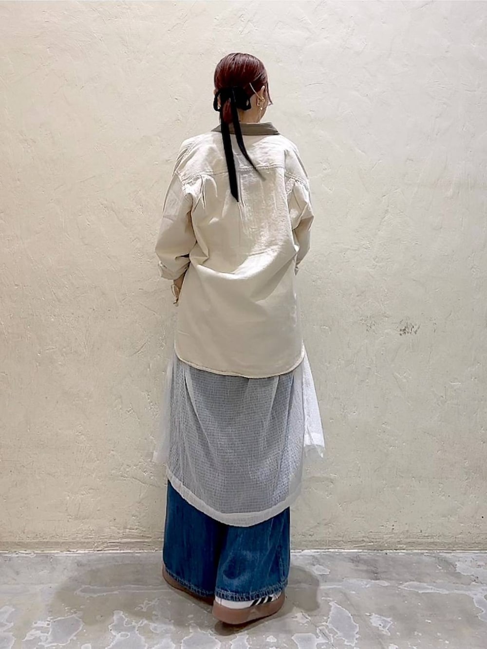 ホワイト系のシャツ/ブラウス、ホワイト系のワンピース、ベージュ系のベストを着用したレディースの秋コーディネートの4枚目の写真