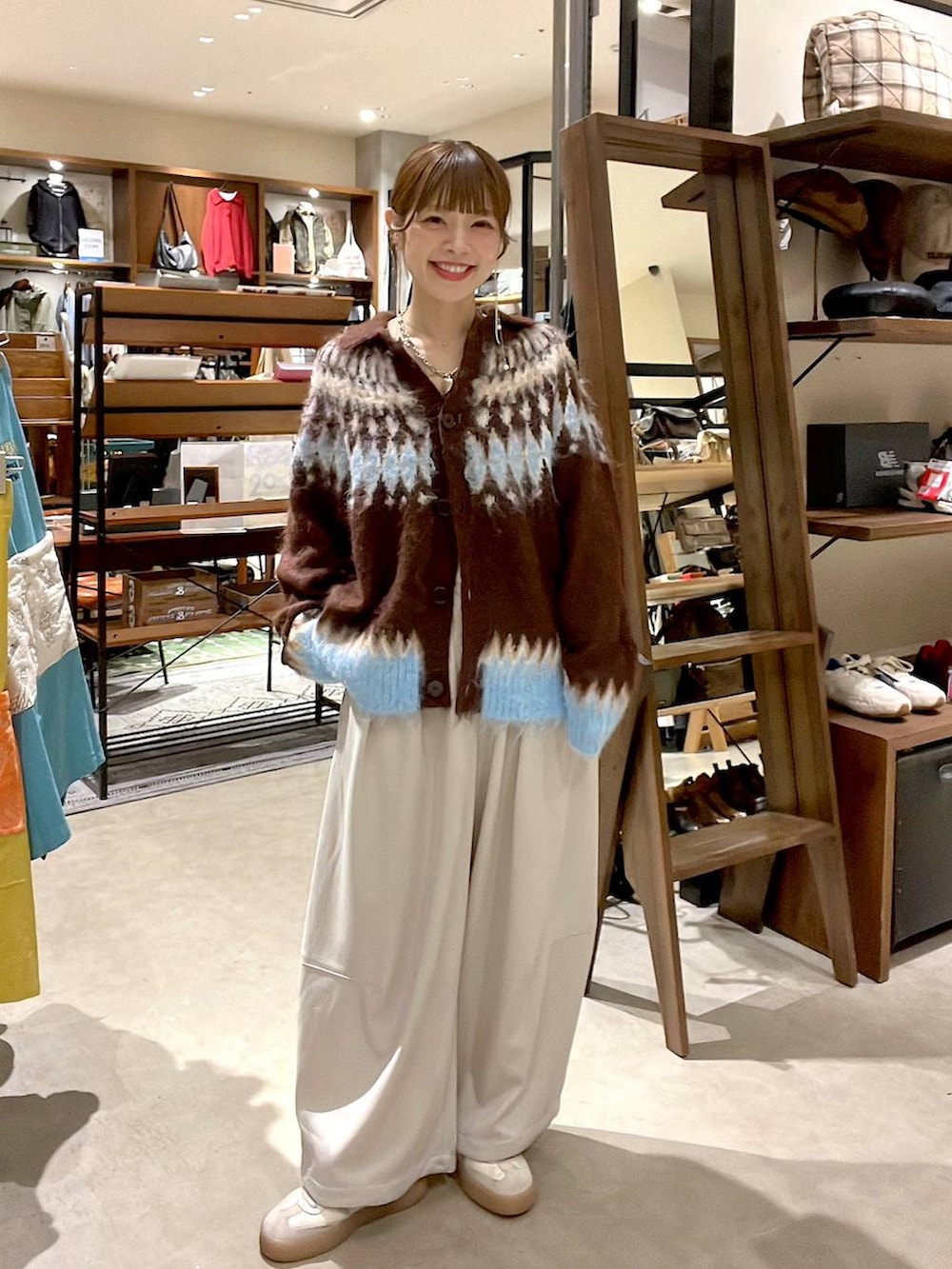 ベージュ系のその他パンツ、ブラウン系のニット/セーターを着用したレディースの秋コーディネートの5枚目の写真