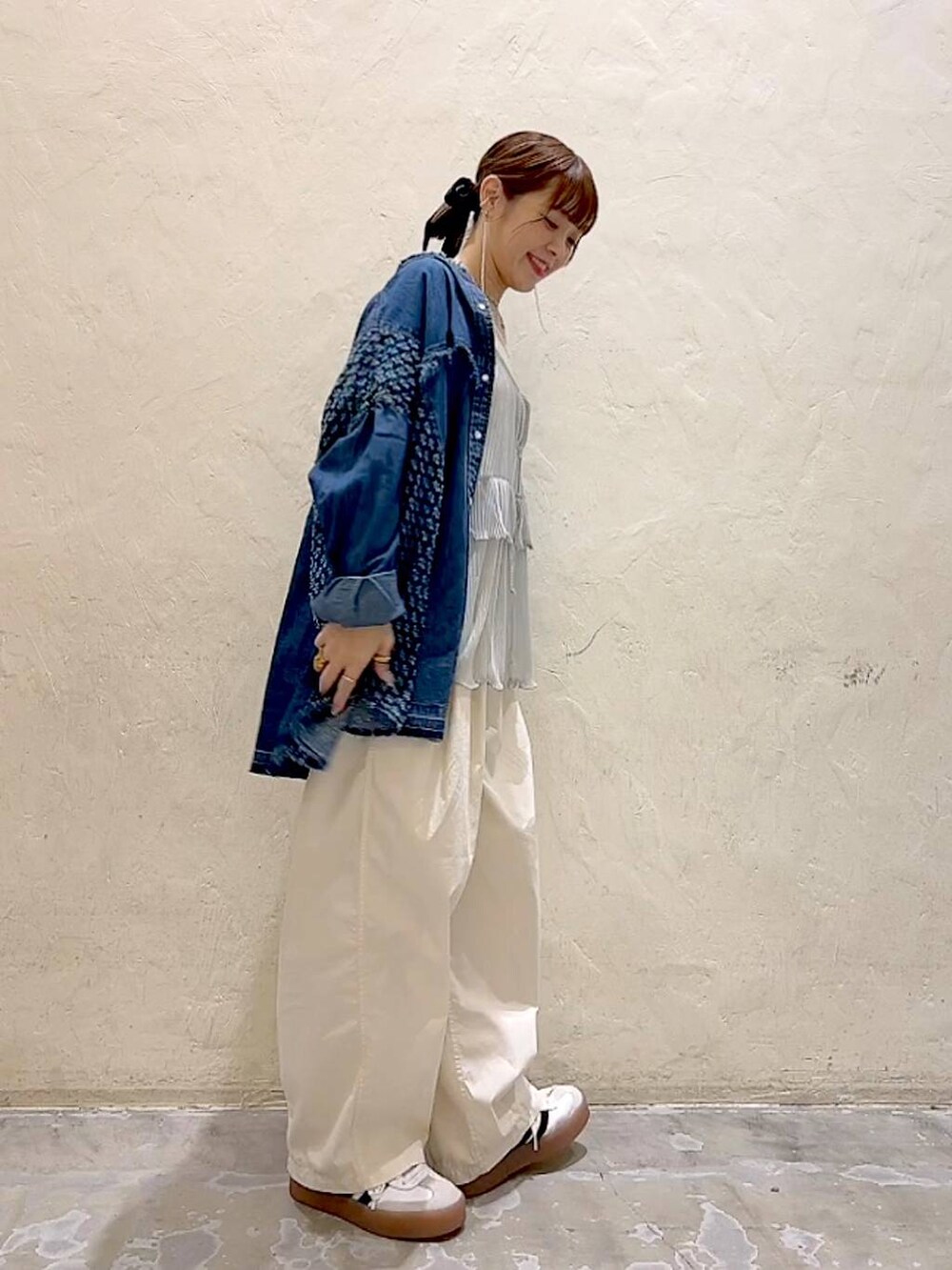 ブルー系のシャツ/ブラウス、グレー系のキャミソール、ベージュ系のその他パンツを着用したレディースの夏コーディネートの2枚目の写真