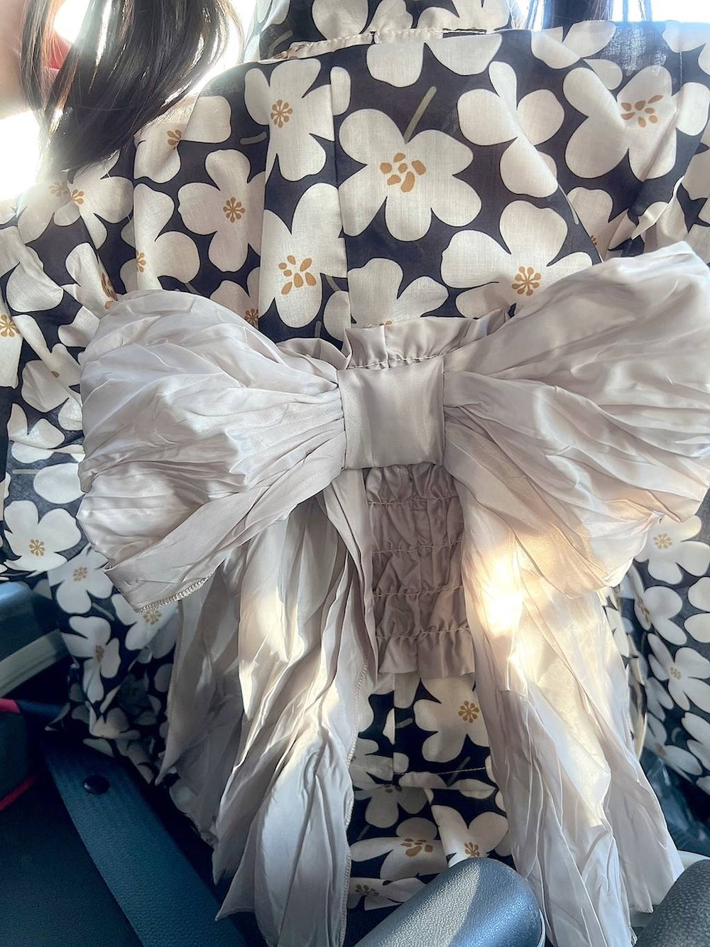 ブラック系のショルダーバッグ、グリーン系のシャツ/ブラウス、グリーン系のその他パンツを着用したキッズの夏コーディネートの4枚目の写真